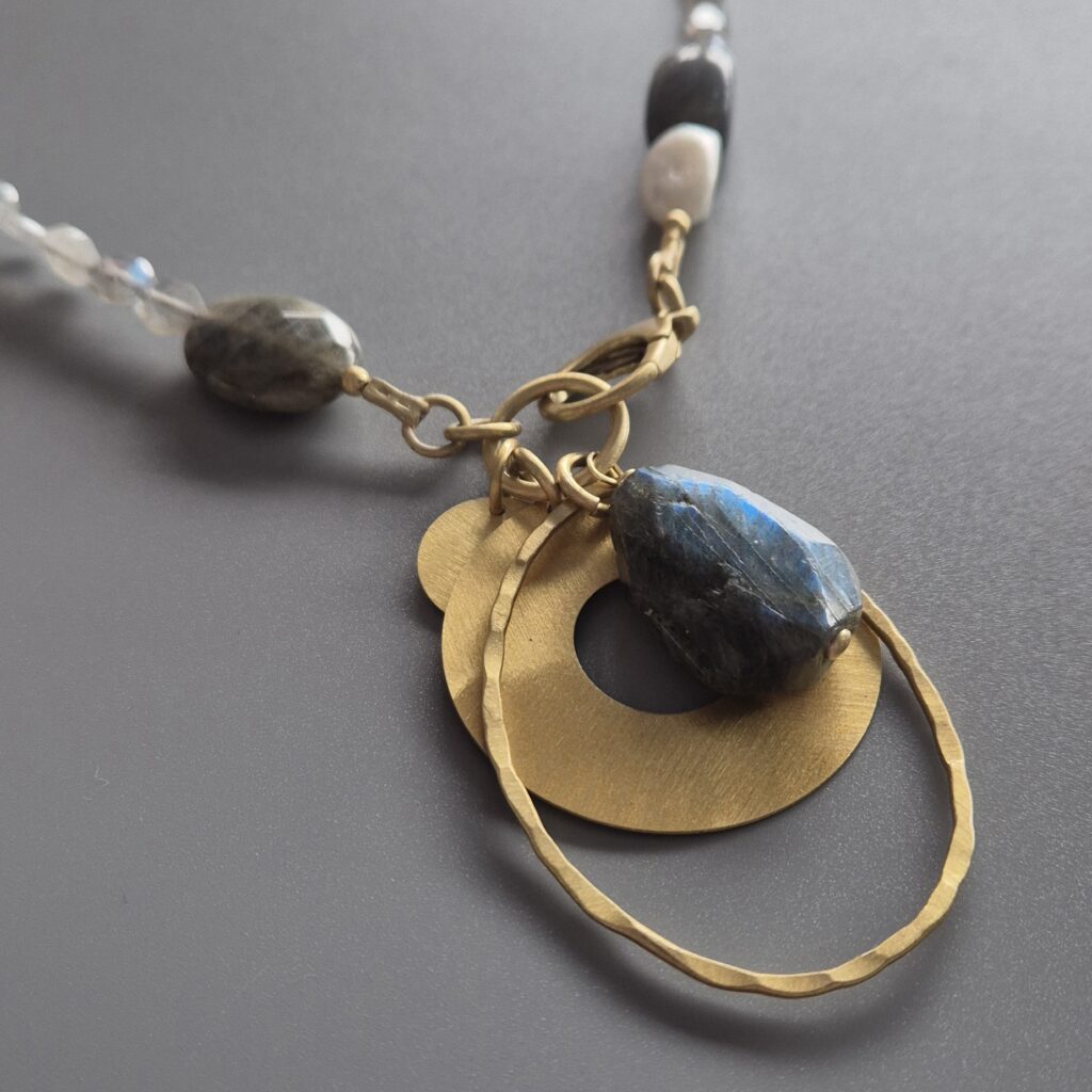 Labradoryty z zawieszką i dużym kamieniem