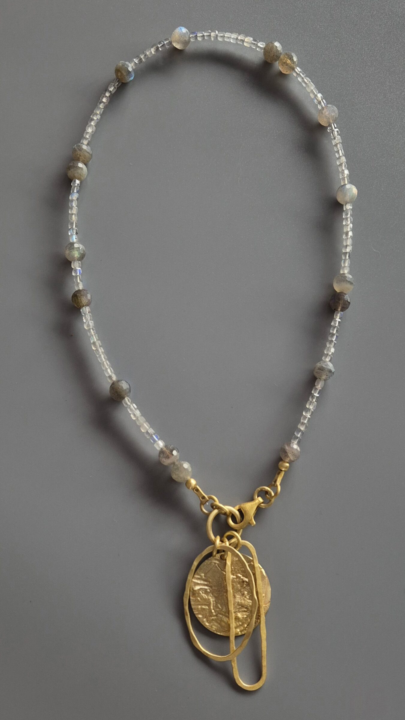 Drobne labradoryty z owalnymi zawieszkami