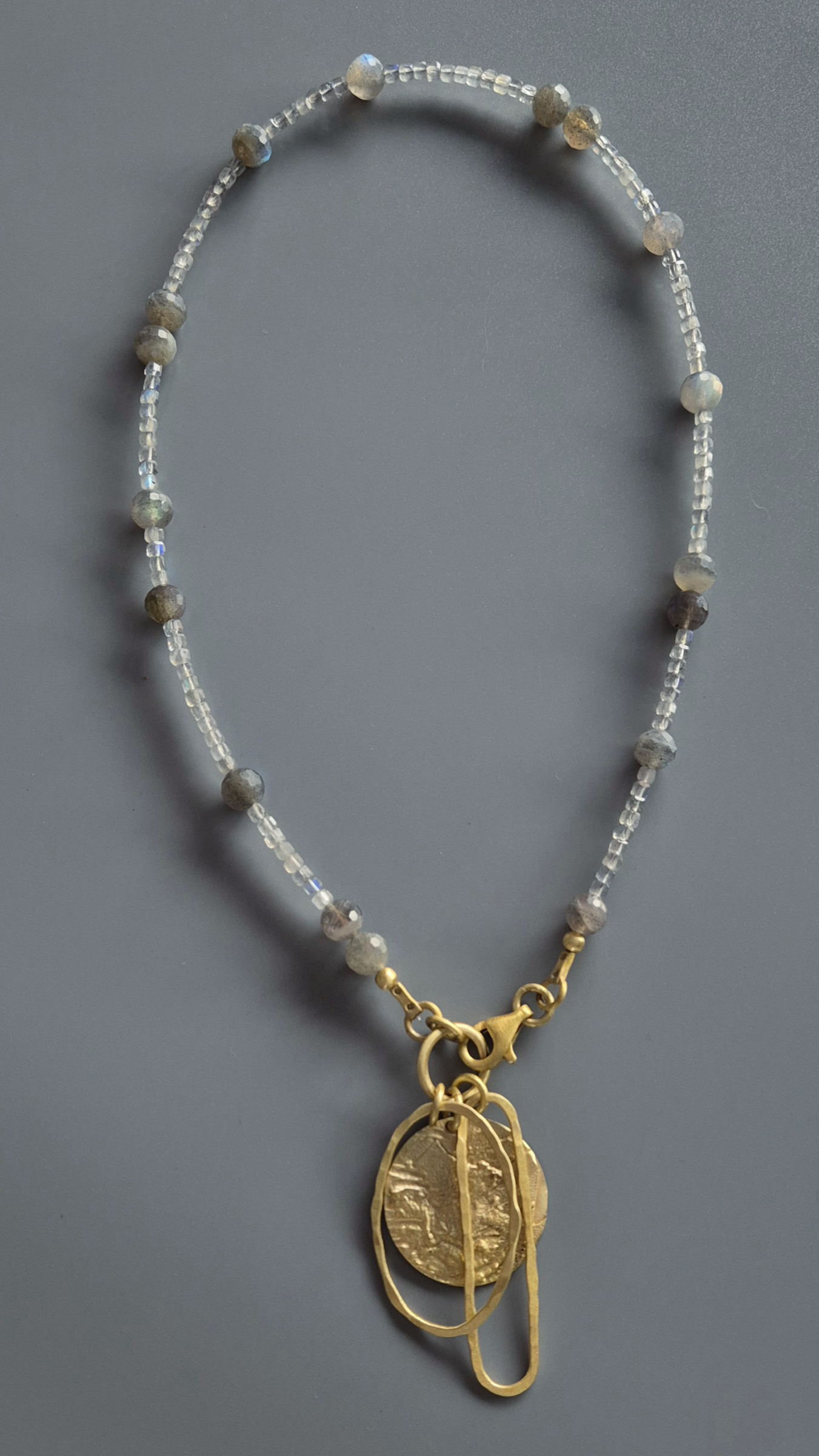 Drobne labradoryty z owalnymi zawieszkami