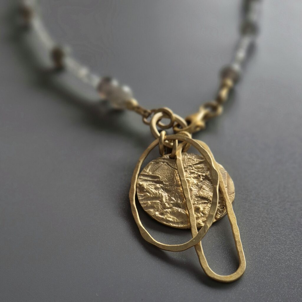 Drobne labradoryty z owalnymi zawieszkami