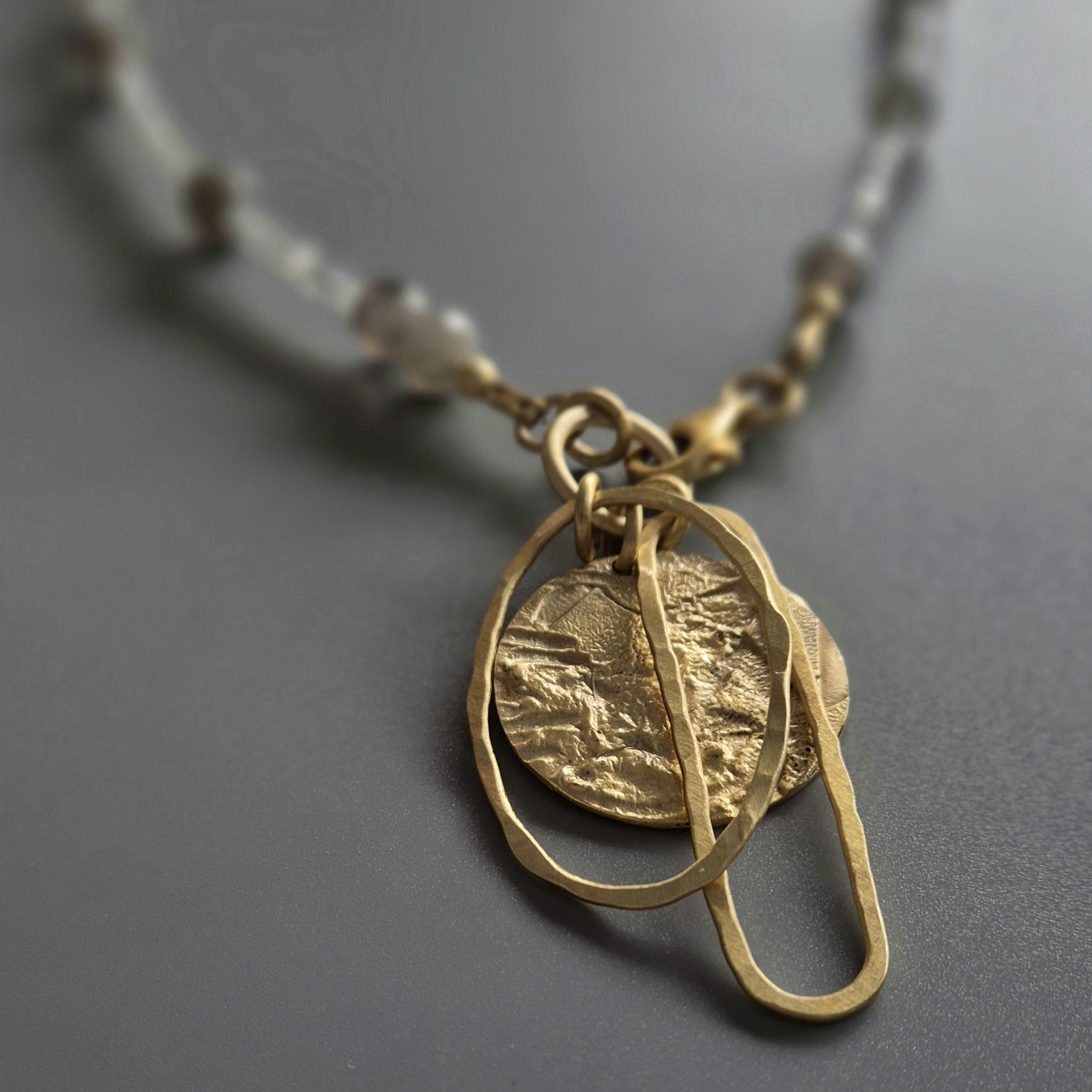 Drobne labradoryty z owalnymi zawieszkami