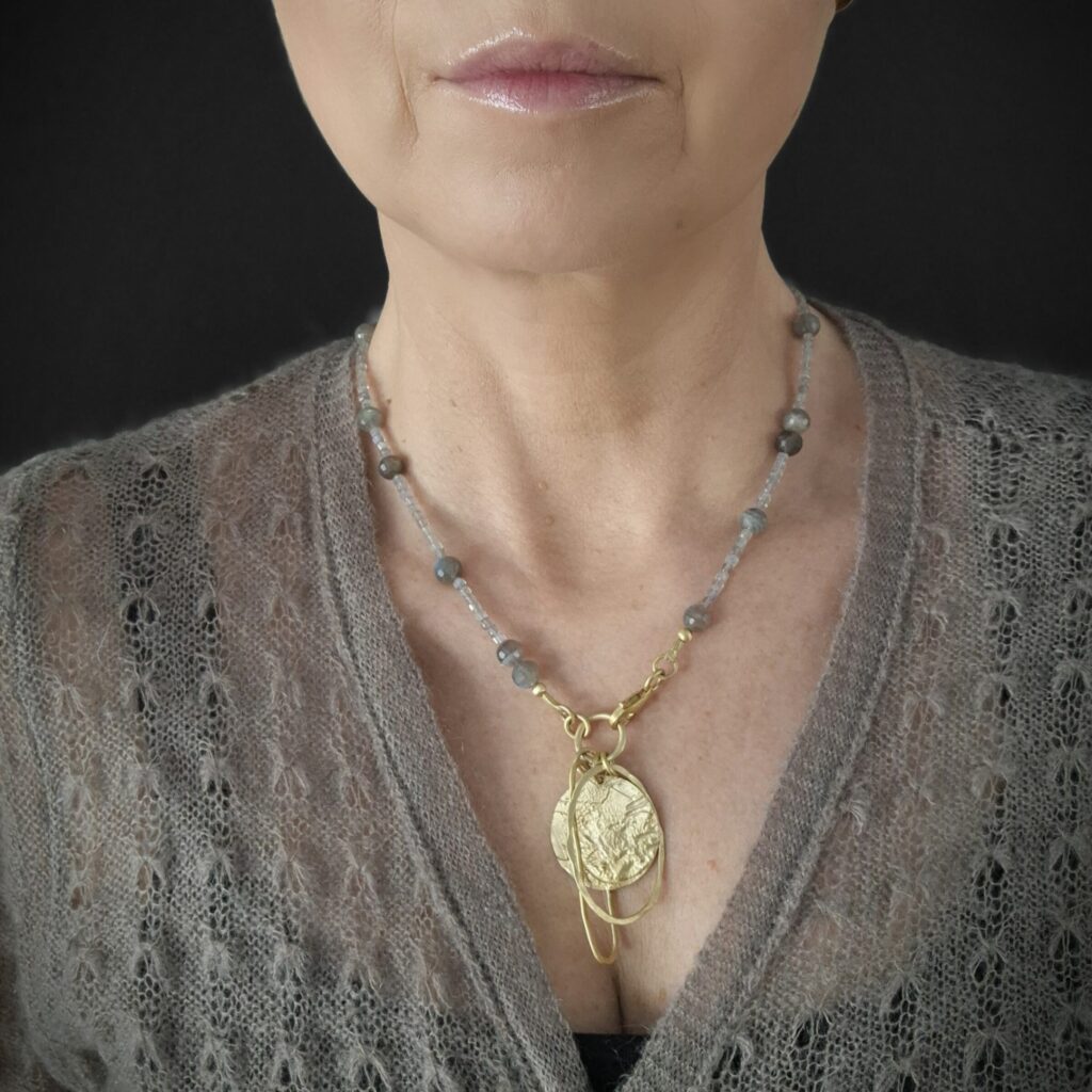 Drobne labradoryty z owalnymi zawieszkami