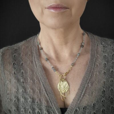 Drobne labradoryty z owalnymi zawieszkami