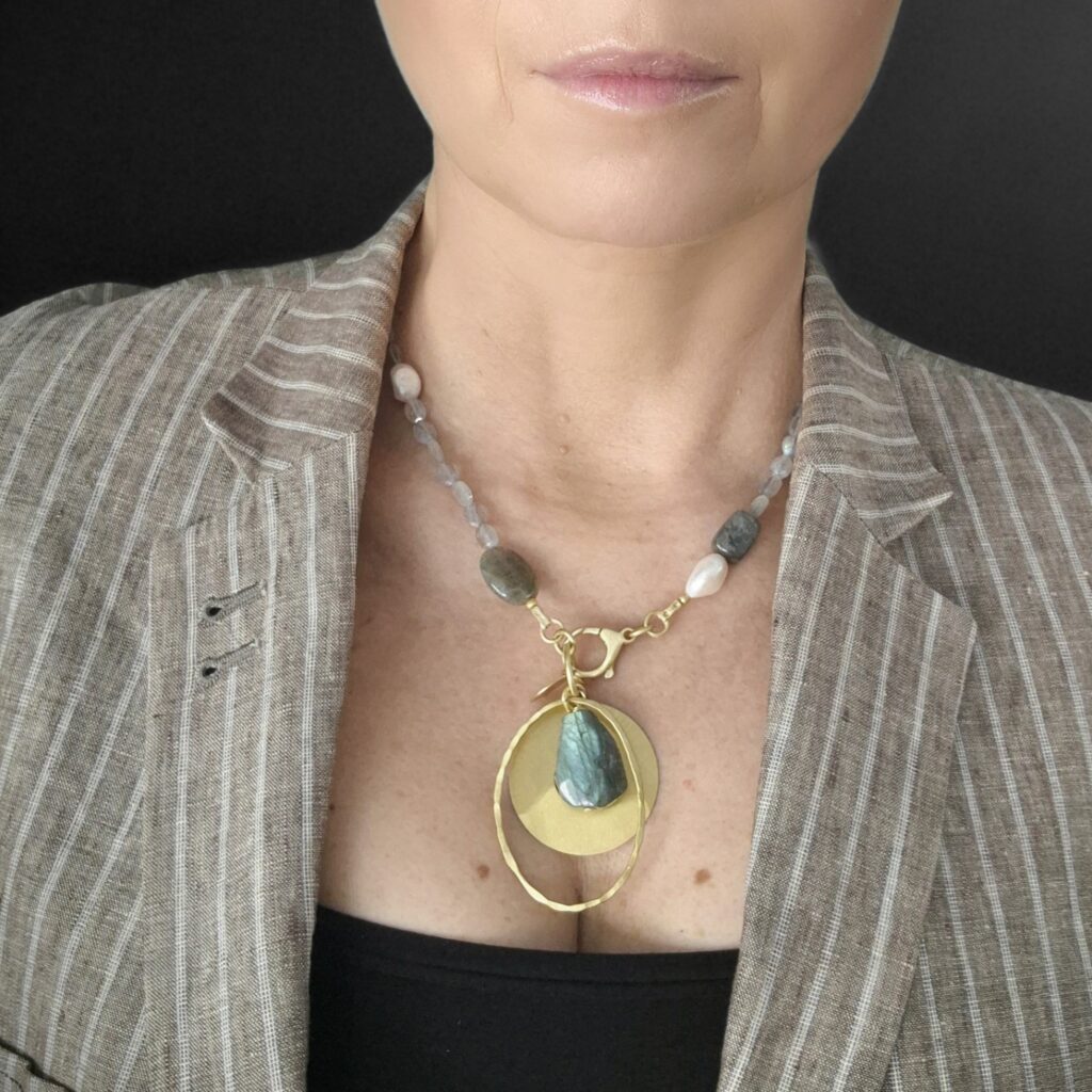 Labradoryty z zawieszką i dużym kamieniem