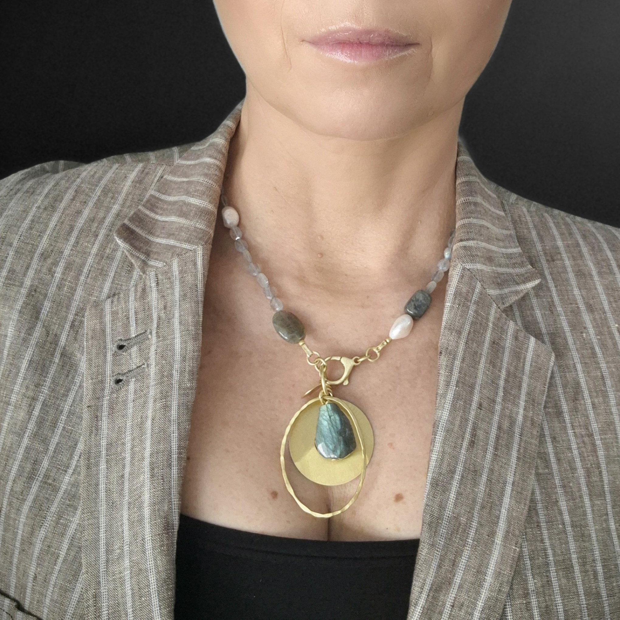 Labradoryty z zawieszką i dużym kamieniem