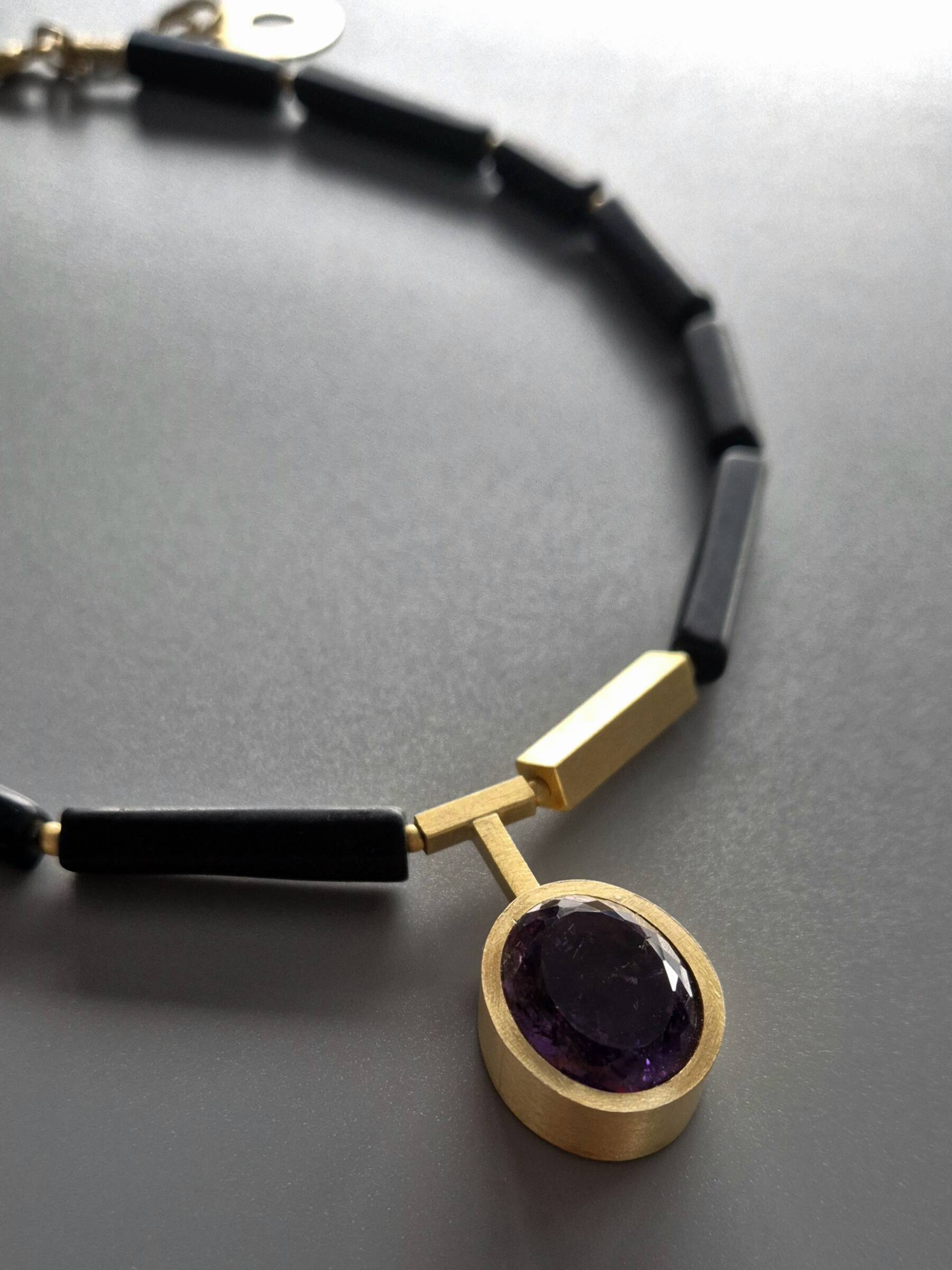 Czarne turmaliny z ametystem