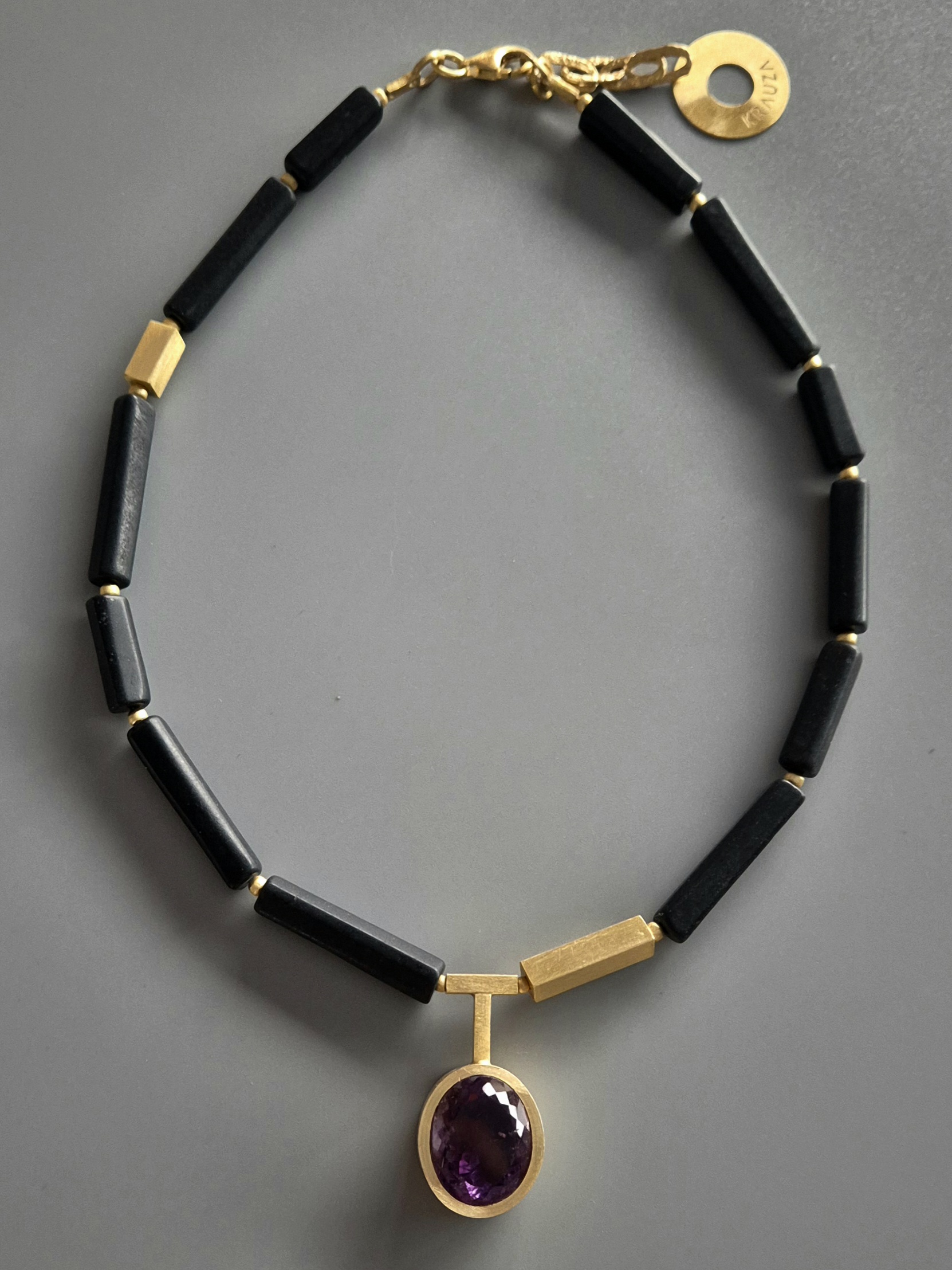 Czarne turmaliny z ametystem