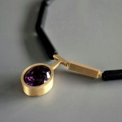 Czarne turmaliny z ametystem