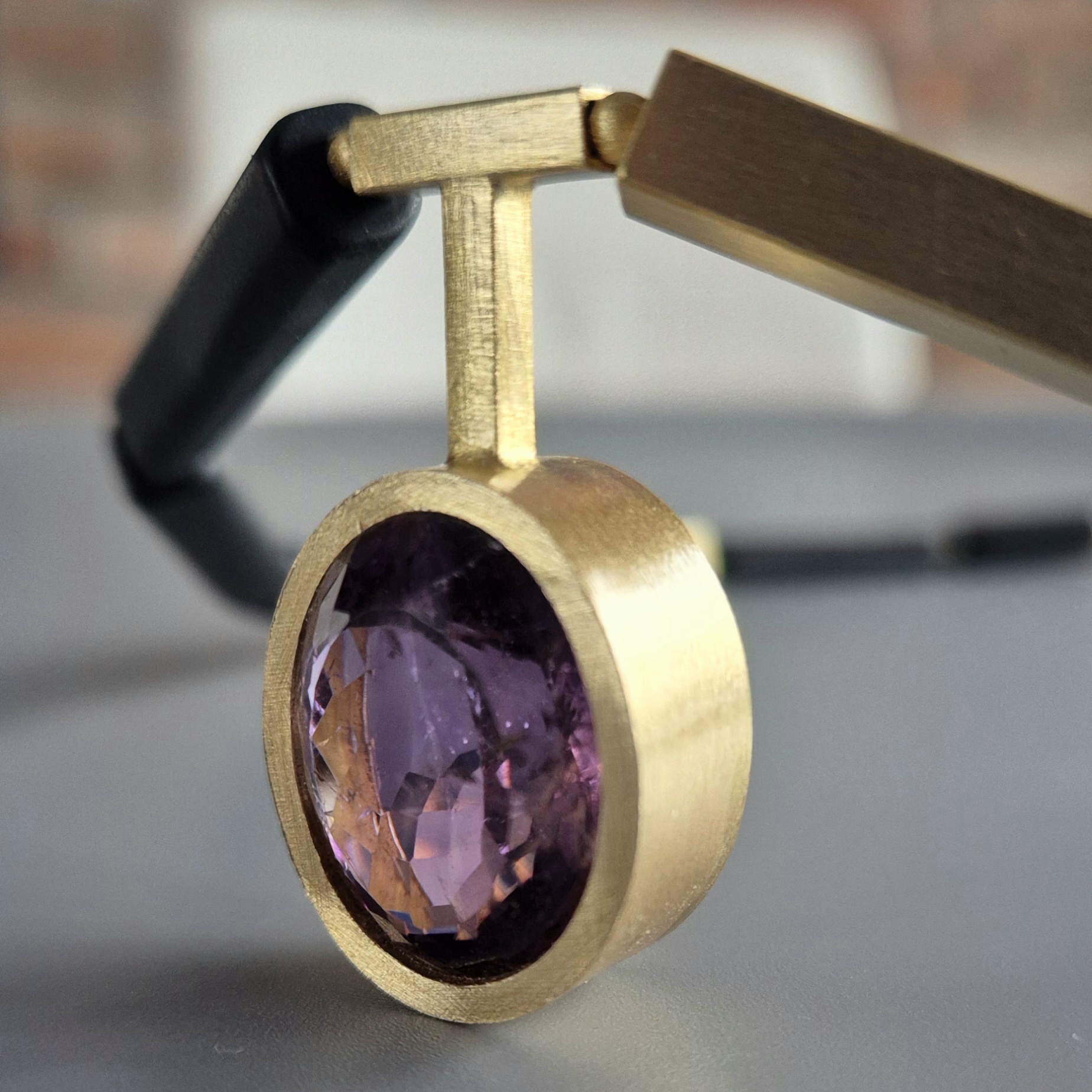 Czarne turmaliny z ametystem