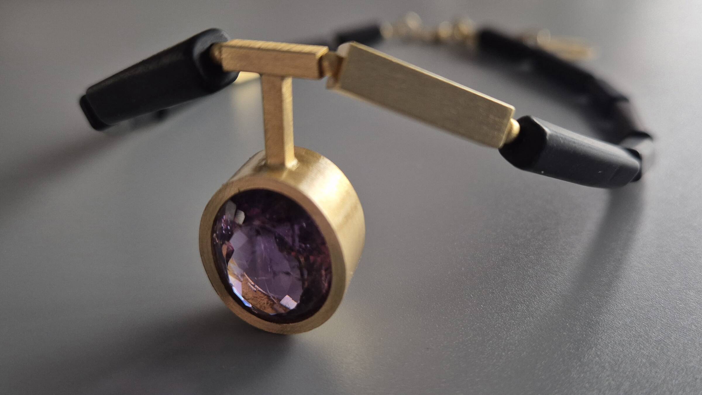 Czarne turmaliny z ametystem