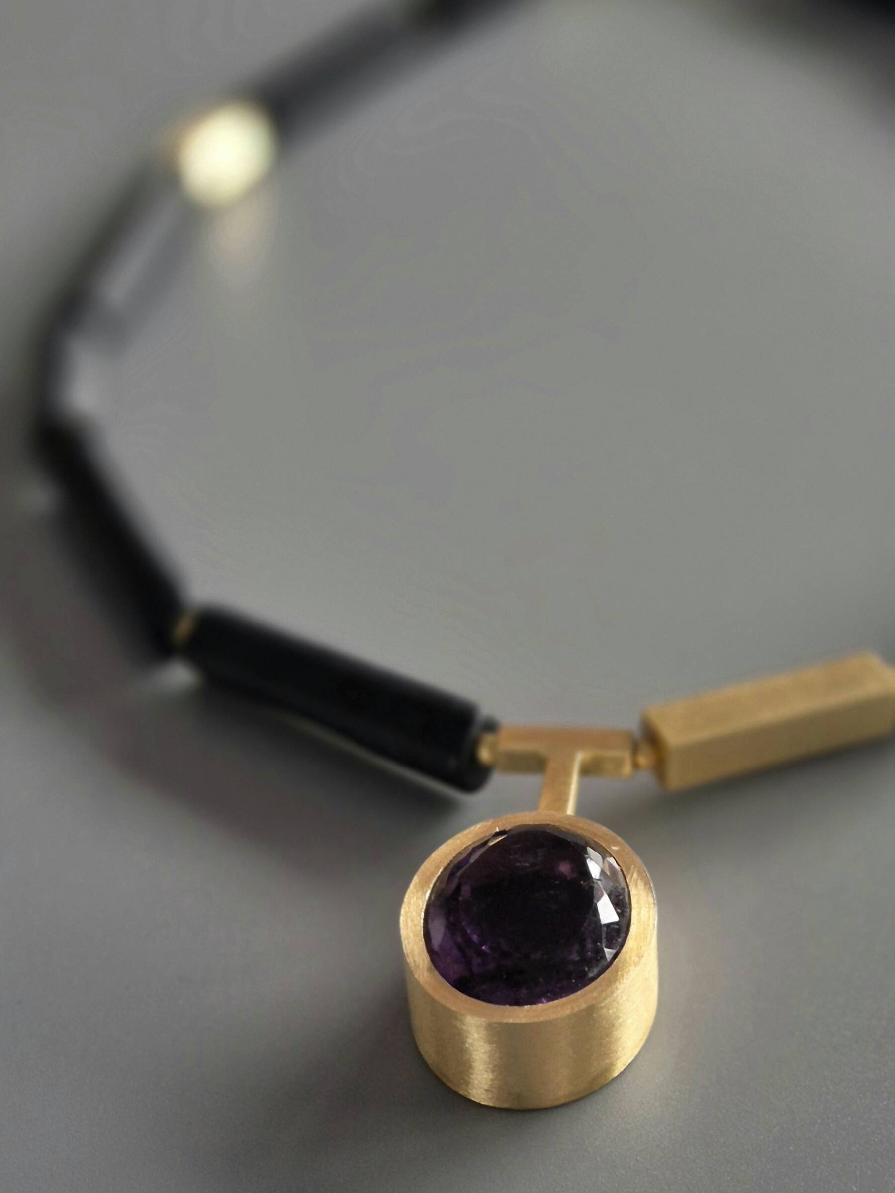 Czarne turmaliny z ametystem