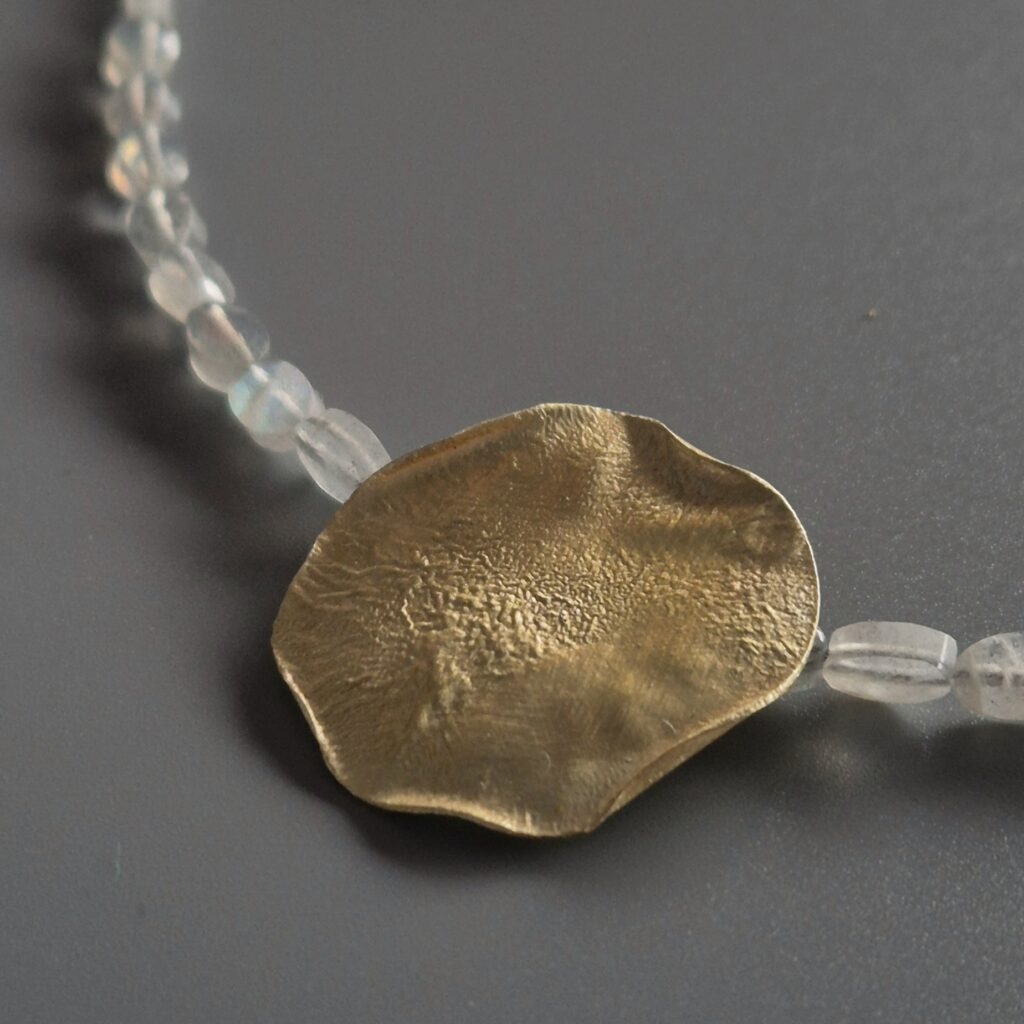 Labradoryty i złota blaszka