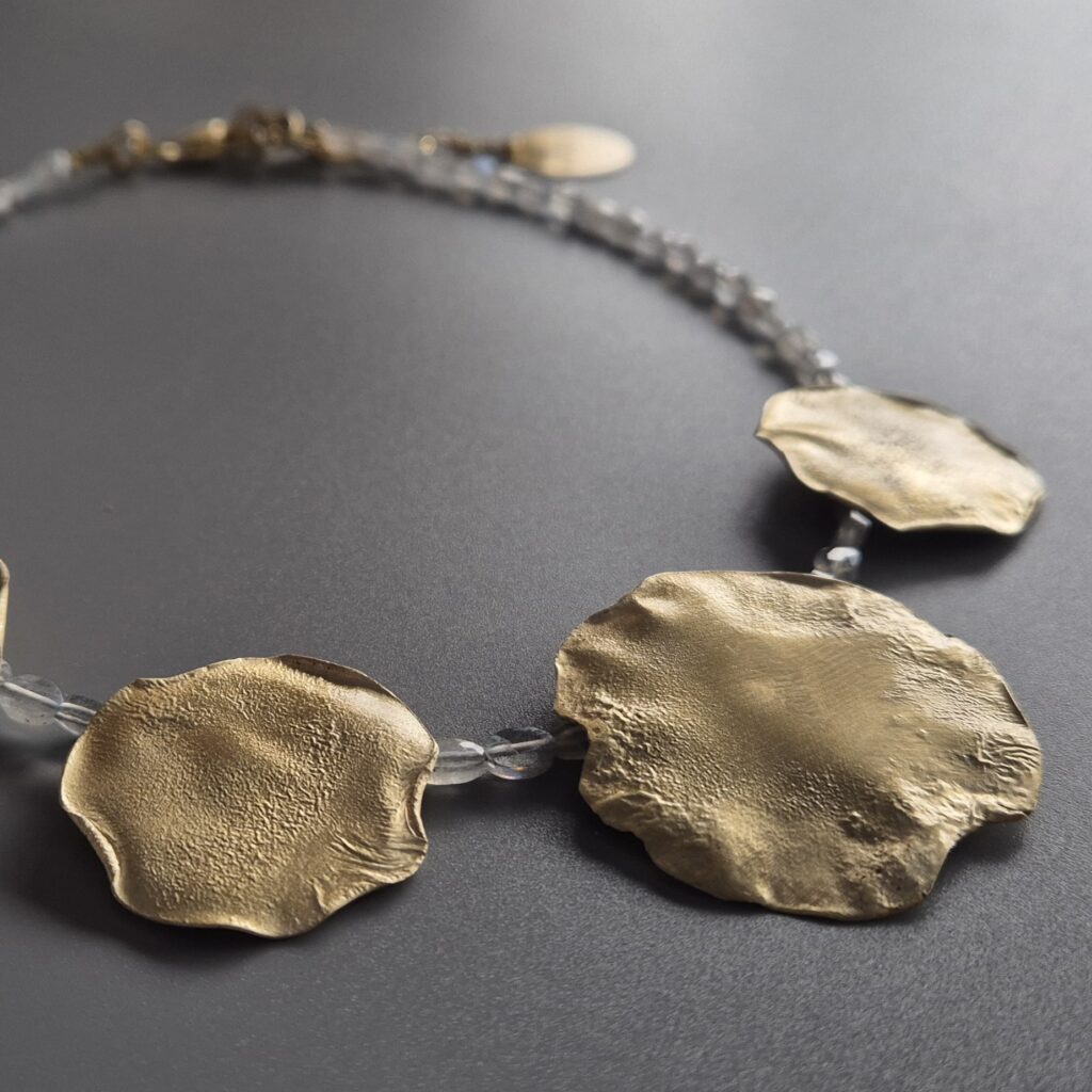 Naszyjnik ze złotymi blaszkami
