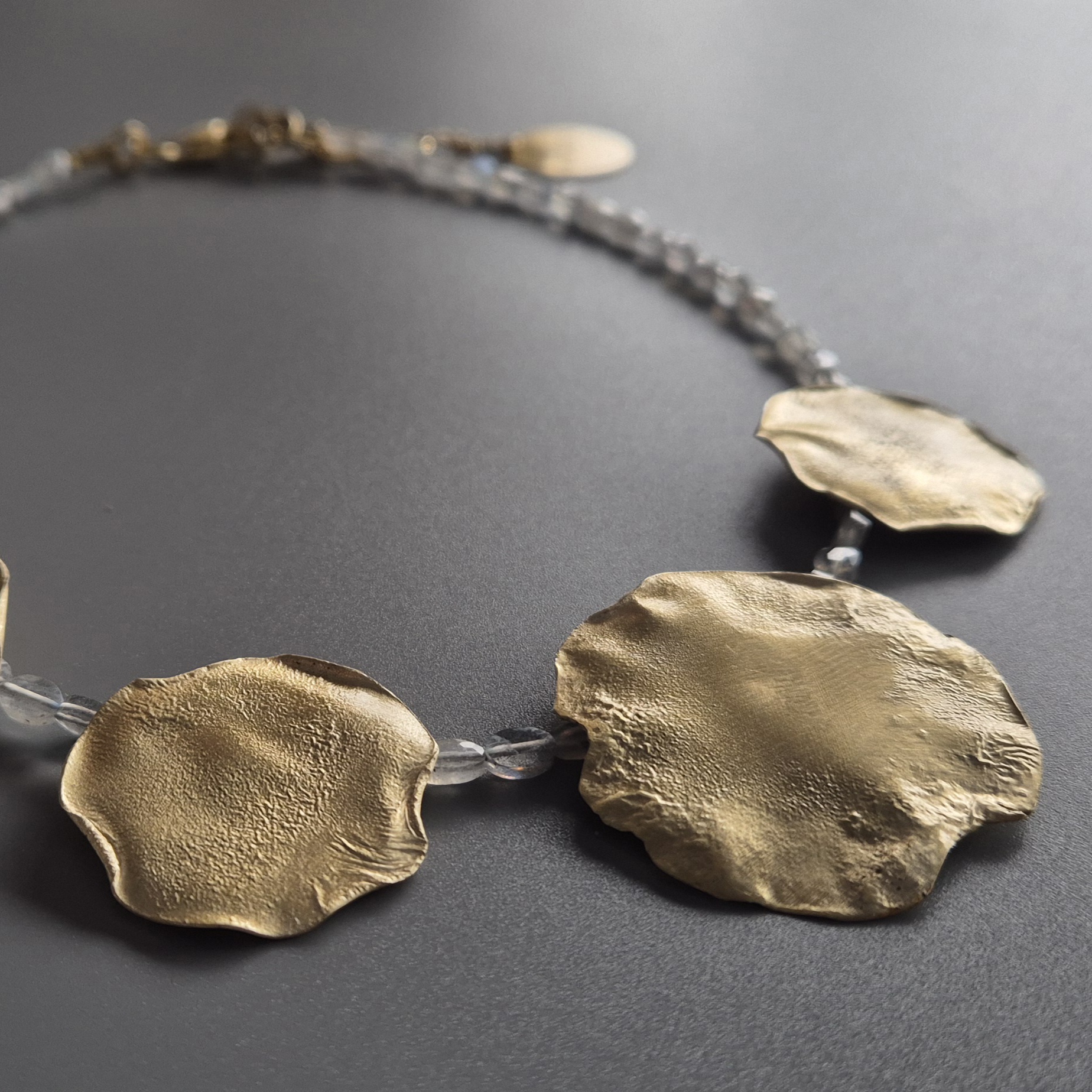 Naszyjnik ze złotymi blaszkami