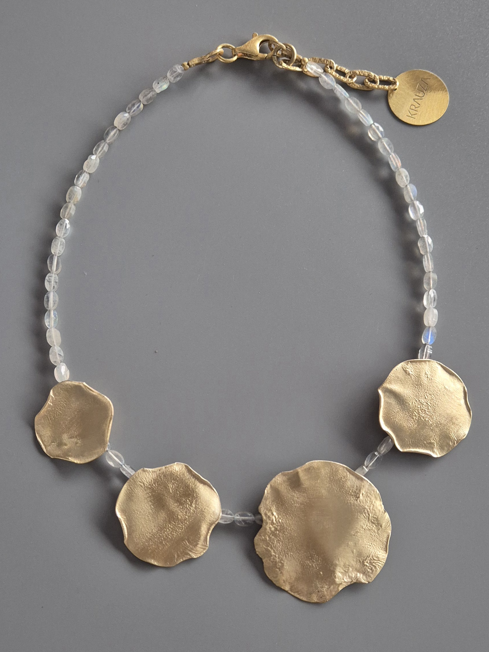 Naszyjnik ze złotymi blaszkami