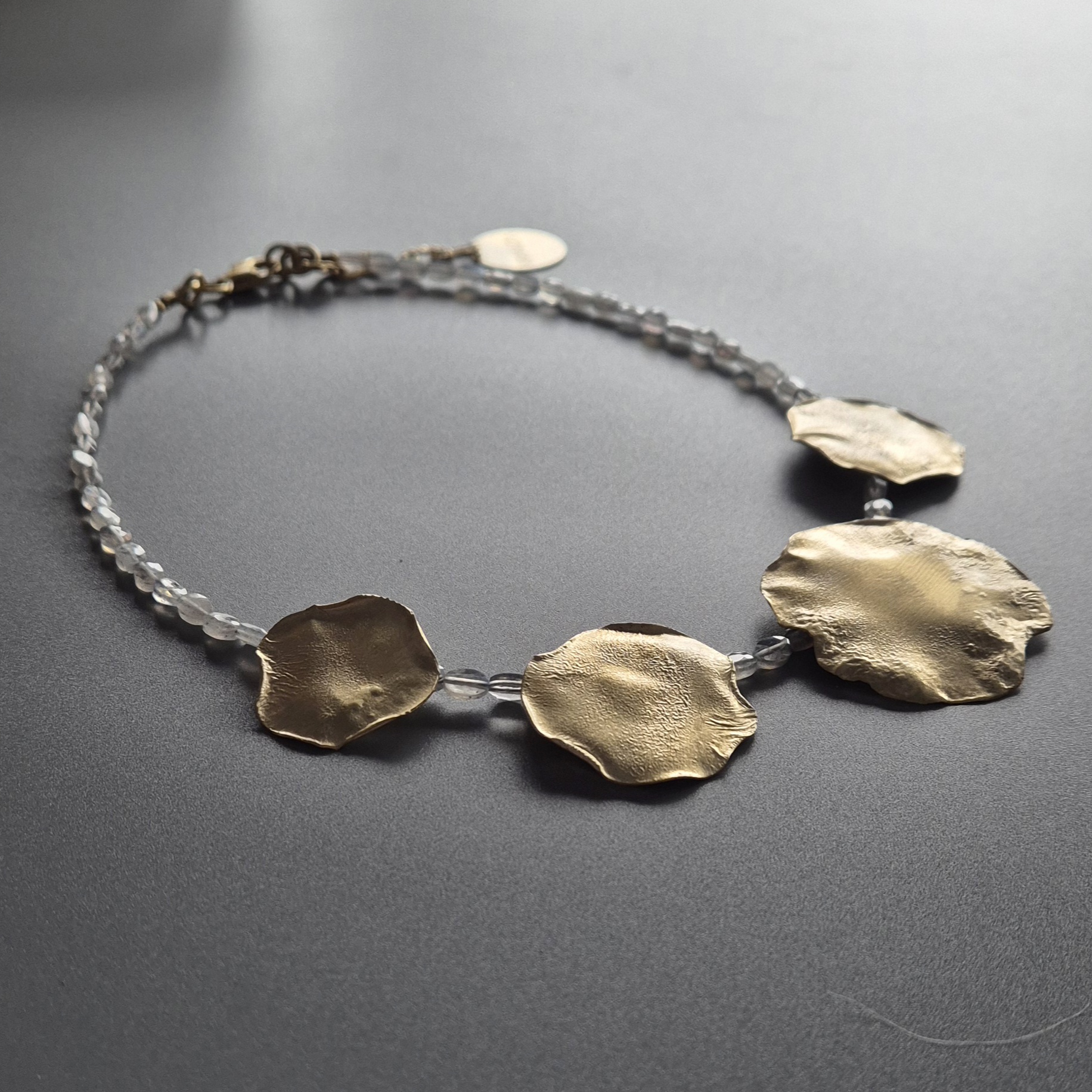 Naszyjnik ze złotymi blaszkami