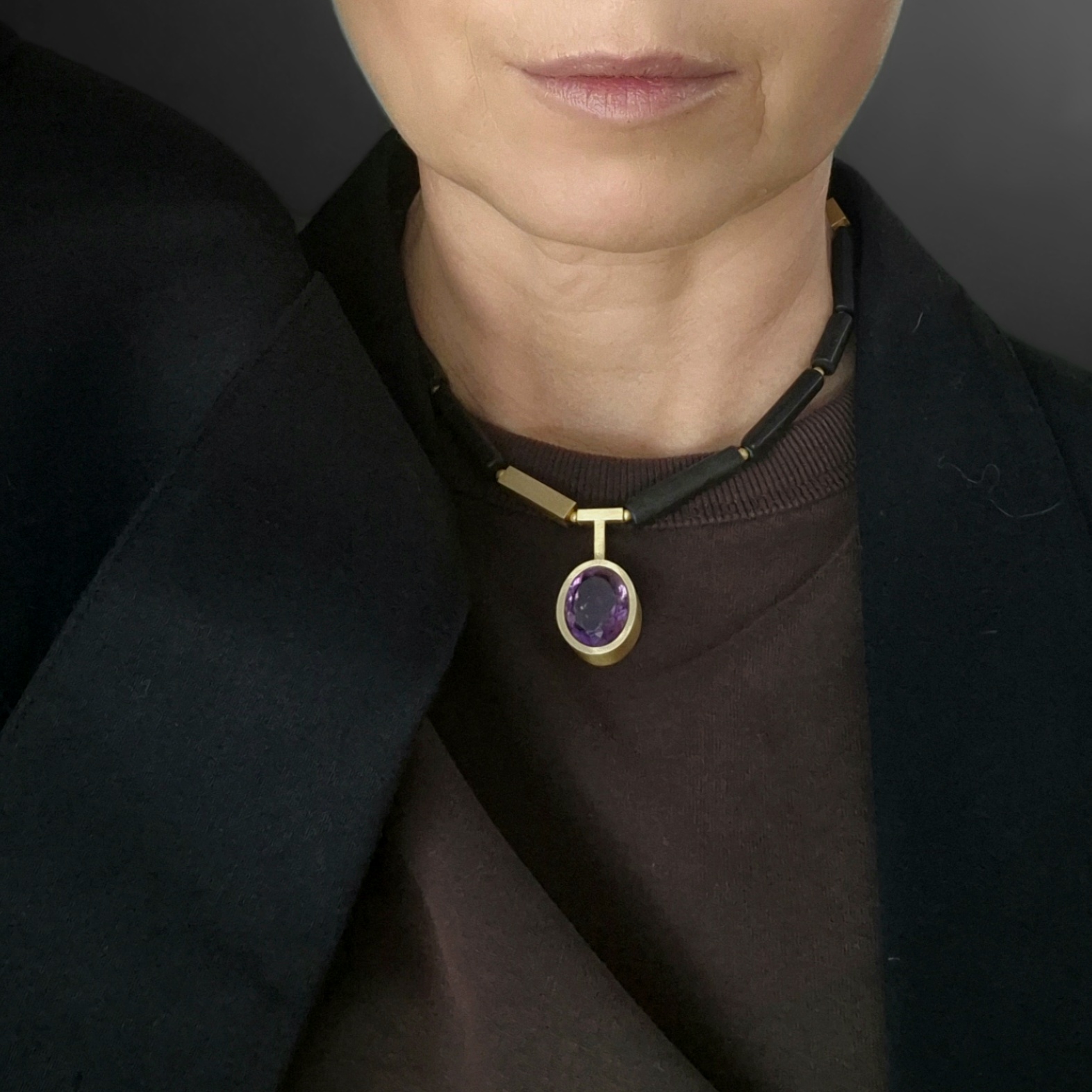 Czarne turmaliny z ametystem