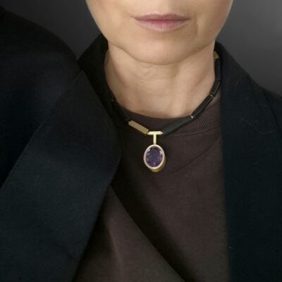 Czarne turmaliny z ametystem