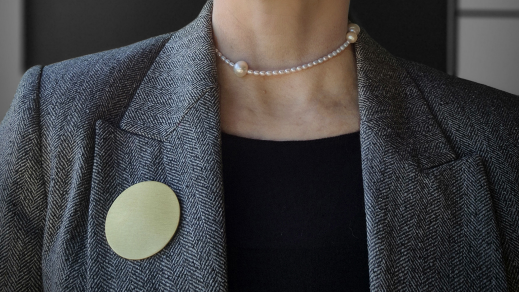 Duża okrągła broszka