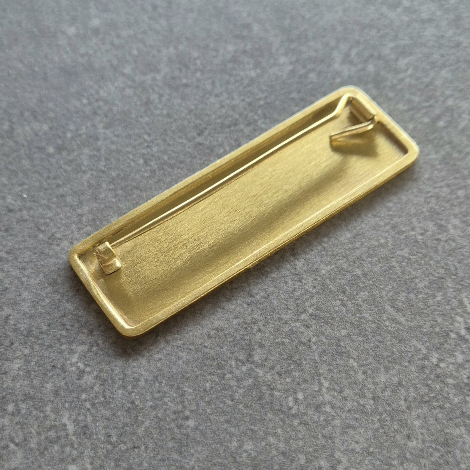 Minimalistyczna prostokątna broszka