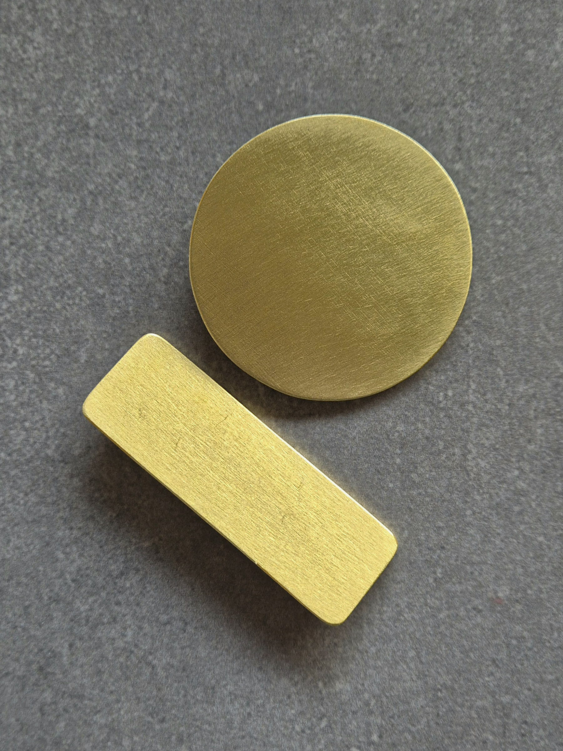 Minimalistyczna prostokątna broszka