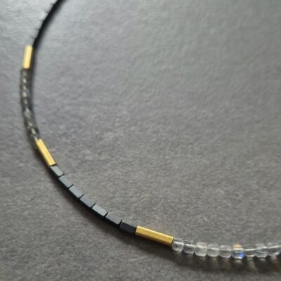 Minimalistyczny choker z labradorytów