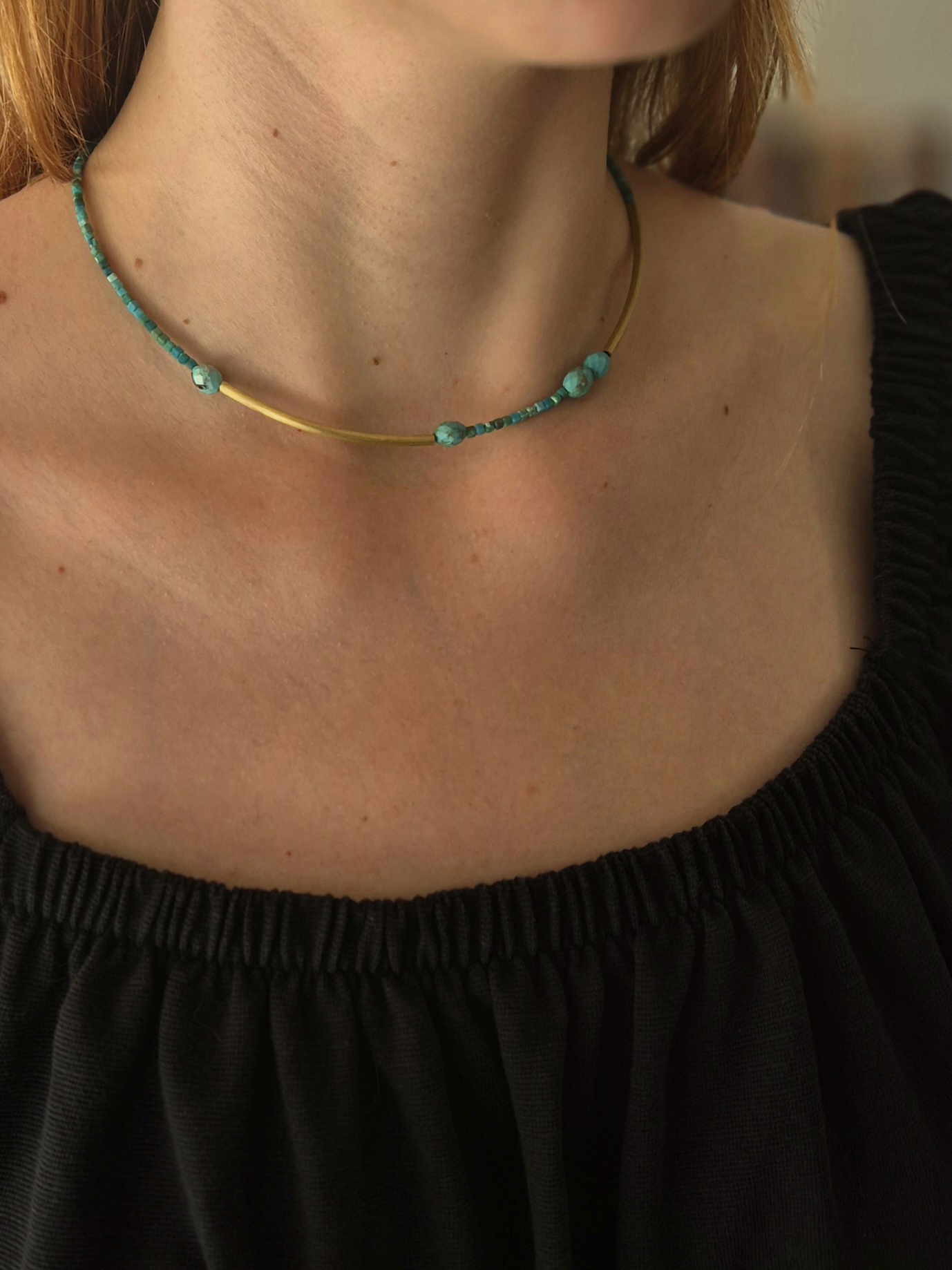 Choker z drobnymi turkusami